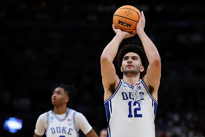 大一新生布泽尔狂砍两双率队晋级精英八强 全美