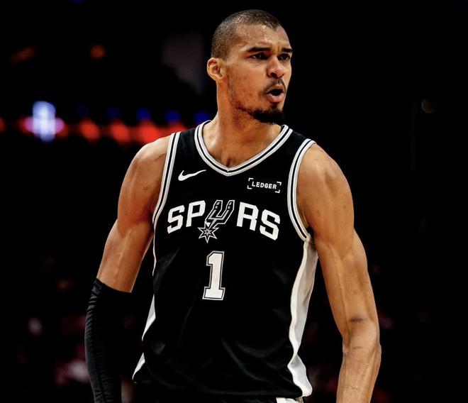 文班亚马右脚踝伤病缺席马刺快船战 赛季末奖项