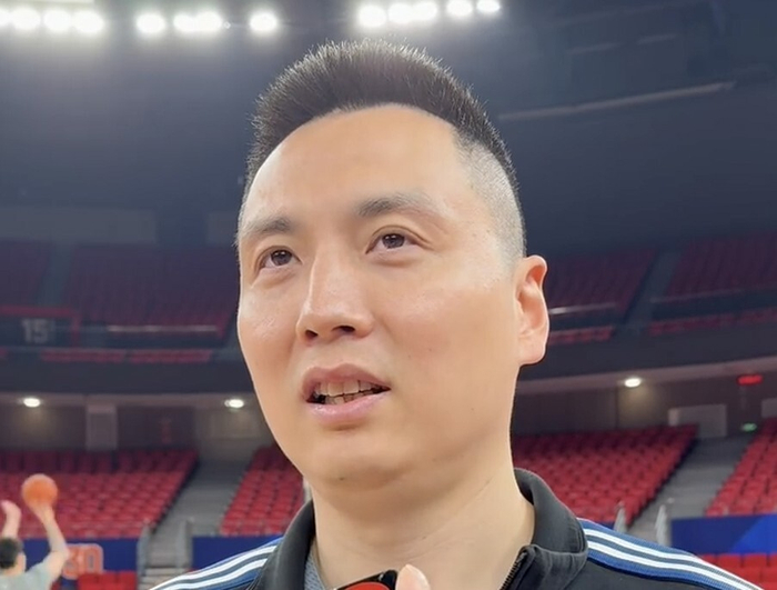 上海主帅卢伟谈洛夫顿争执：如何平衡年轻球员