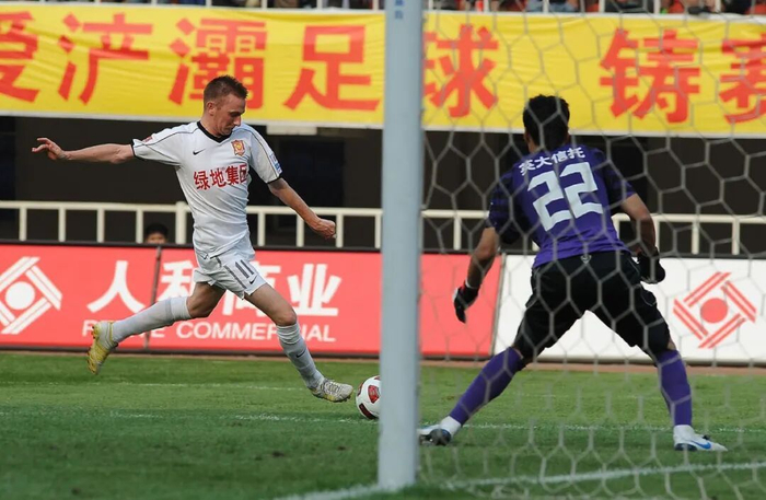 职业足球异地搬迁困境：政策扶持成生存关键