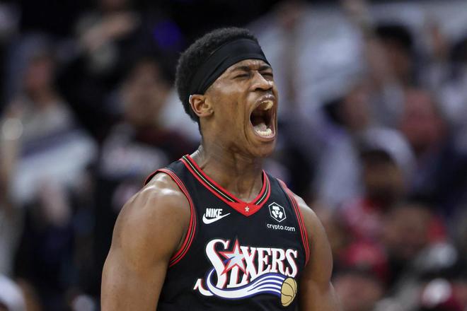 新秀埃奇库姆季后赛首秀砍30+10 创历史最年轻纪